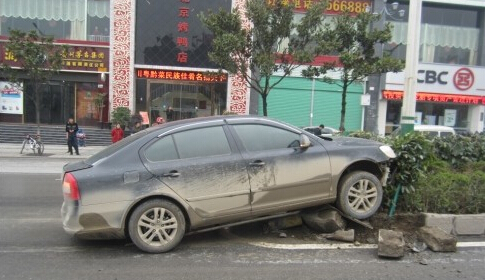 轎車被困隔離帶雙利油壓千斤頂救急